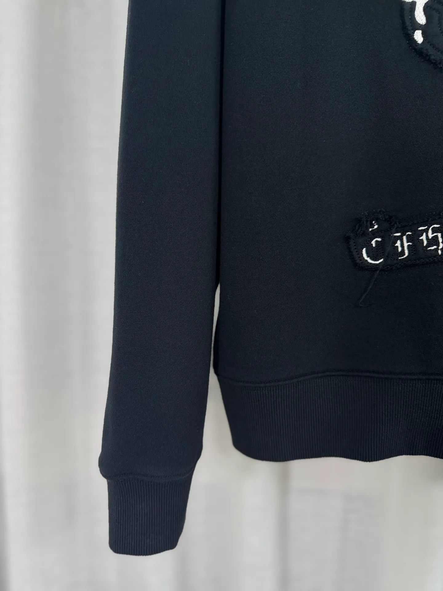 P260 top version, real shot without P, ​​different from market currency) 𝗖𝗵𝗿𝗼𝗺𝗲 𝗛𝗲𝗮𝗿𝘁𝘀/Cro Heart 2025 washed patch embroidery autumn and winter new original single counter American laser burnt 3D three-dimensional color embroidered couple casual sweatshirt 👑The highest version! Customized fabric 420g tripe terry fabric! American acid-washed and distressed original fabric laser burnt ✟appliqué embroidery and exquisite embroidery of letters! The best-selling model in the counter, very comfortable to wear. Accessories: original molded and authenticated collar label➕100% silk wash label. Genuine purchase-grade original hangtag➕matching hanging rope➕3D hanging beads➕original packaging bag. Craftsmanship: The original version has consistent wiring! The highest version of the armhole matching technique! Color: White Black Size: S M L XL Style No.: 25-303